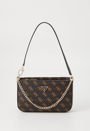 Sac à main noir à motifs avec impression de logo, bandoulière en chaîne dorée et matière synthétique lisse, doté d'une fermeture éclair et d'accents en métal.