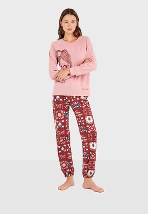 Haut à manches longues rose clair avec un design graphique ; pantalon bordeaux avec des motifs floraux et de papillons ; tissu en mélange de coton ; coupe décontractée.