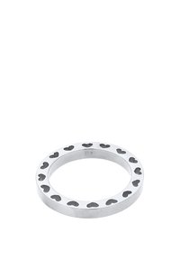 Bague en argent avec des motifs en forme de cœur découpés le long de la bande, présentant une finition polie et une forme circulaire lisse. Marquée 925.