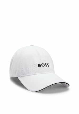 Weißes Baseballcap mit perforierten Seiten und „BOSS“-Logo in schwarzen Buchstaben auf der Vorderseite, mit gebogenem Schirm und schwarzem Rand.