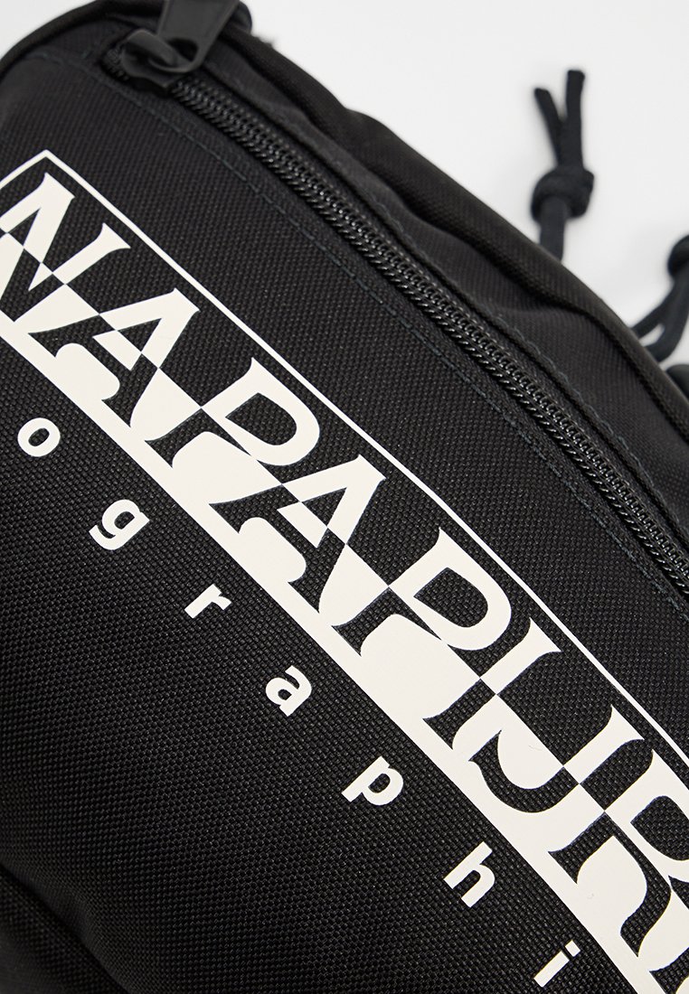 Czarna tkaninowa torebka z czarnym zamkiem błyskawicznym, z białym logo "NAPAPIJRI geographic" nadrukowanym z przodu.