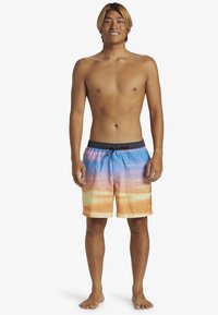 Shorts de bain colorés avec un design dégradé en bleu, orange et jaune. Tissu léger avec une taille élastique et un cordon de serrage.
