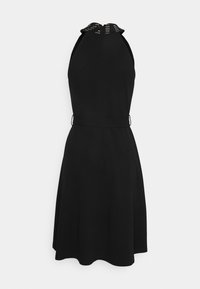 Vestido preto de alças com corpete justo, saia ampla e detalhe de colarinho com tachas. Feito de um tecido suave, com faixa elástica na cintura.