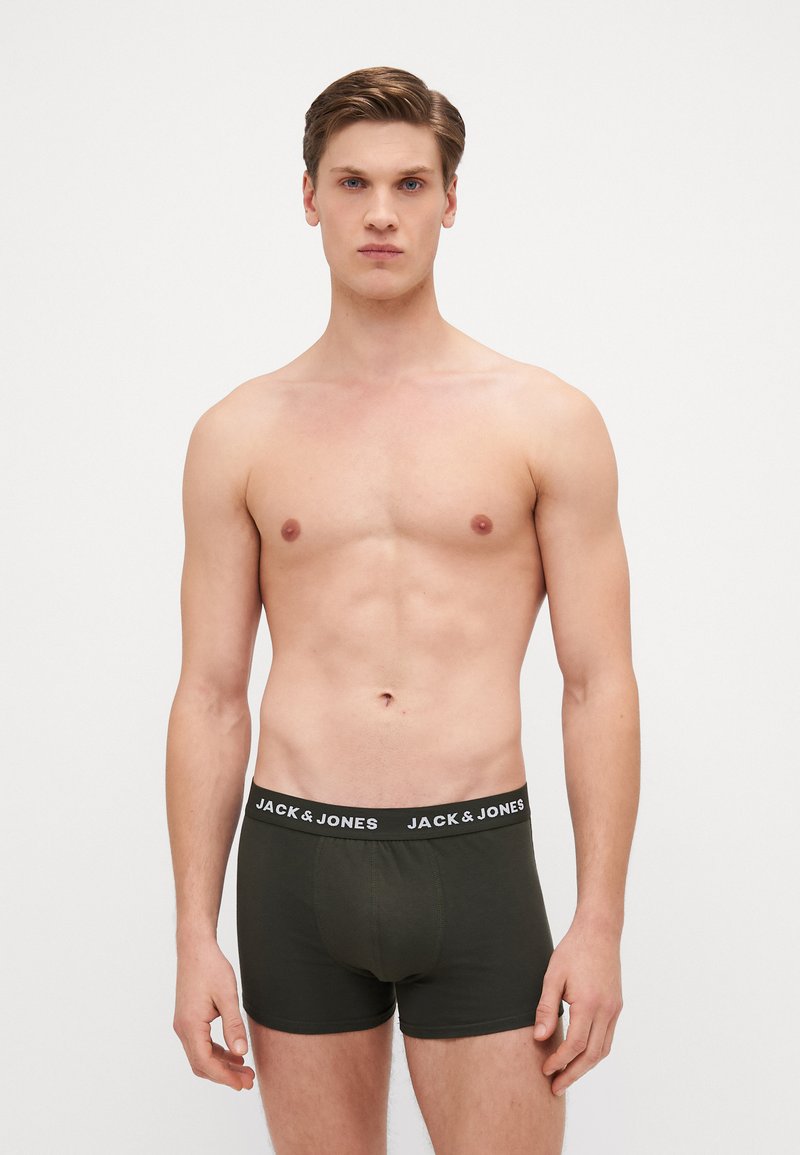 Olivgrüne Boxershorts mit schwarzem Bund, der das weiße "JACK & JONES"-Logo zeigt. Weiches, elastisches Material; figurbetontes Design.