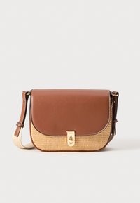 Borsa a tracolla in pelle marrone e paglia intrecciata con chiusura a ribalta e hardware dorato. Presenta una tracolla regolabile e una superficie testurizzata.