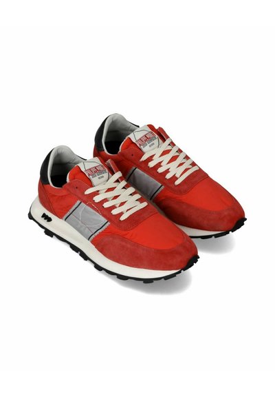 Scarpe sportive rosse e grigie realizzate in materiali scamosciati e sintetici, con spesse lacci bianchi, un tallone nero e suole in gomma testurizzata.