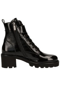 Bottine en cuir verni noir brillant avec talon épais, fermeture éclair latérale, devant à lacets et semelle à crampons épaisse.
