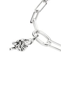 Silberarmband mit einer skulptierten Hand-Anhänger, der durch detaillierte Finger und eine polierte Oberfläche gekennzeichnet ist.