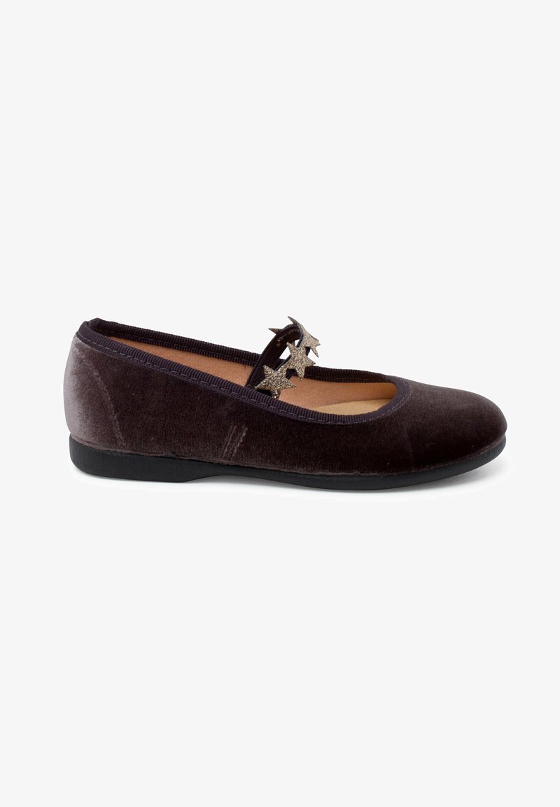Ballerines en velours violet foncé avec un bout rond, dotées d'une sangle ornée d'accents métalliques en forme d'étoile et d'une semelle en caoutchouc noire.