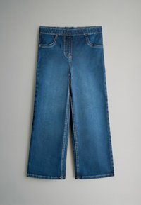 Platus blaujų džinsų modelis su vidutinio aukščio liemeniu, turintis penkis kišenes ir kontrastingą siuvinėjimą. Lygus paviršius su sodriu tamsiu dažymu.