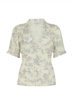 Kurzärmeliges, knöpfbares Hemd aus hellgelbem Stoff mit einem Blumenmuster, das Vögel und geraffte Schultern zeigt. Mit Kerbkragen und figurbetontem Schnitt.