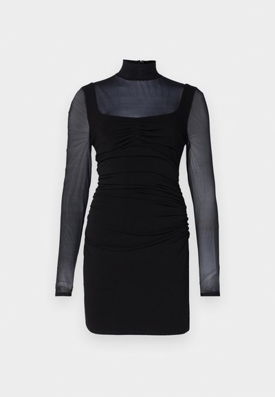 Juoda suknelė su aukštu kaklu, skaidriais ilgomis rankovėmis, raukšlėta liemene ir prigludusia siluetu. Lygus audinys su šiek tiek elastinga textura.