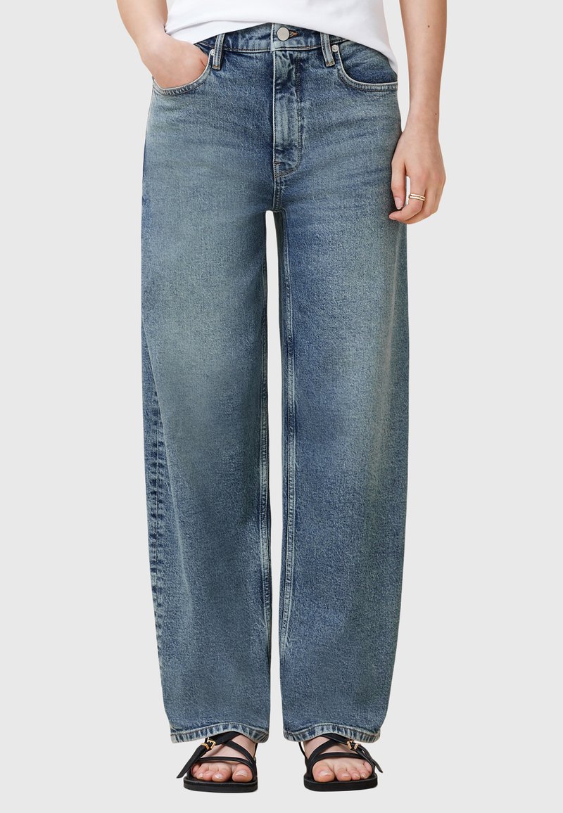 Jeans in denim blu a gamba larga con vita alta, cuciture a contrasto e finitura sbiadita. Presentano tasche laterali e chiusura con zip.