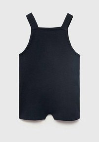 Černý bezramínkový overal s ramenními popruhy, vyrobený z hladkého materiálu a s rovnými okraji na lemu, navržený pro snadné nošení.