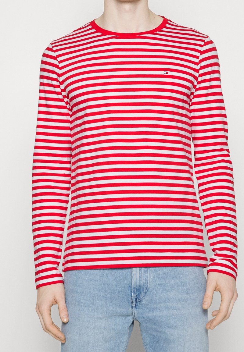 Rød og hvidstribet langærmet T-shirt med rund halsudskæring, lavet af blødt bomuld, med et lille logo på brystet.