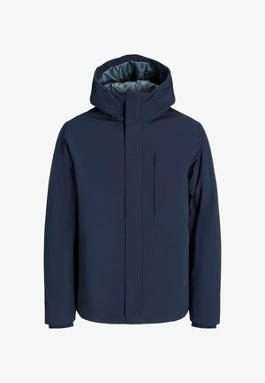 Chaqueta impermeable azul marino con capucha, presenta un zipper delantero, un bolsillo en el pecho y tela texturizada. Forro suave visible en el interior.