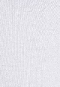 Tecido de algodão branco com uma textura suave e uniforme. A superfície apresenta um padrão de malha fina, mostrando uma elasticidade e flexibilidade subtis.