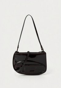 Piccola borsa nera lucida con logo ovale in rilievo sulla parte anteriore, dotata di due sottili tracolle da spalla su uno sfondo bianco uniforme.