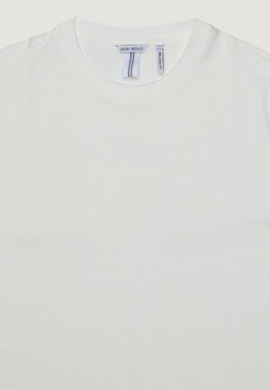 Camiseta blanca de cuello redondo con un sutil logo "Morato" en relieve en el pecho y una etiqueta de la marca en el interior del cuello.