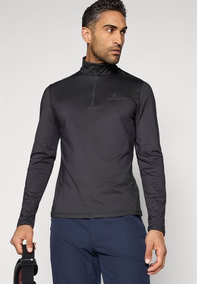 Černý dlouhý rukáv pulovr s límečkem na čtvrtý zip, hladkou texturou, jemným označením značky a přiléhavým střihem, doplněný tmavě modrými kalhotami.