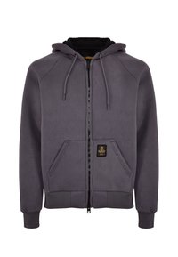 Felpa grigia con zip, cappuccio foderato in nero, tasche frontali e patch con logo. Presenta una texture liscia e polsini a costine.