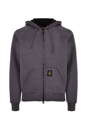 Felpa grigia con zip, cappuccio foderato in nero, tasche frontali e patch con logo. Presenta una texture liscia e polsini a costine.