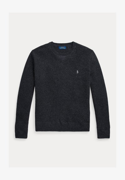 Donkergrijze gebreide trui met een ronde hals, gestructureerde stof en een geborduurd logo op de linkerborst. Lange mouwen en geribde boorden.