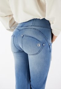 Freddy Pieguloša piegriezuma džinsi - denim chiaro