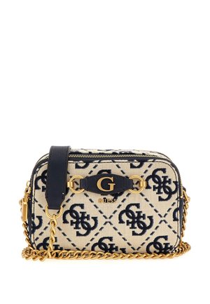 Sac à main en tissu beige avec impression du logo bleu marine, bandoulière chaîne dorée et fermeture éclair. Agrémenté d'une poignée en cuir noir et d'un détail logo.