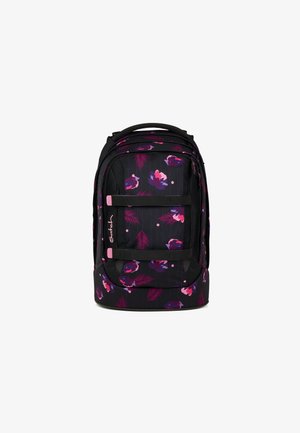 Schwarzer Rucksack mit floralem Muster in Lila und Pink. Verfügt über gepolsterte Träger, einen oberen Griff und zwei vordere Riemen zur Sicherung von Gegenständen.