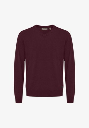 Bordeaux V-hals trui van zachte gebreide stof. Voorzien van ribgebreide boorden en onderkant, en een klein logo label onderaan links. Standaard fit.