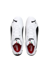 Chaussures de sport noires et blanches au design élégant, partie supérieure texturée, fermeture à lacets, et logo Puma avec des accents du drapeau italien sur la languette.