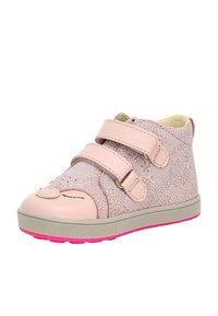 Baskets pour enfants rose avec motif floral, deux bandes Velcro ajustables, semelle beige et semelle extérieure rose vif.