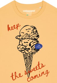Gelbes Baumwoll-T-Shirt mit einer schwarzen Eiscreme-Tüten-Illustration und rotem Text "keep the sweets coming". Blaue "Eiscreme"-Abzeichen-Details.