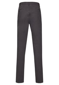 Ciemnoszare chinosy o gładkiej fakturze, dopasowany krój, dwie tylne kieszenie z guzikami oraz szlufki na pasek w talii.