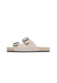 Sandales à semelle plate avec une tige en daim beige, deux boucles réglables, semelle en jute tissée et bord en caoutchouc noir. Design minimaliste.