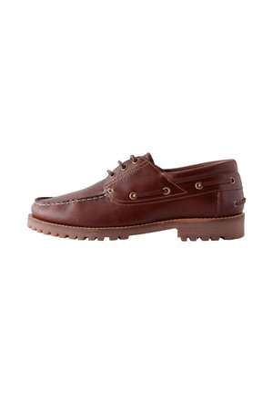 Scarpa da barca in pelle marrone con punta mocassino cucita, tre occhielli con lacci, dettagli laterali in pelle e suola in gomma robusta.