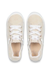 Beige lærstoff sneakers med hvite snører, gummisåler og lysebrune detaljer. Har en teksturert overdel og en logo på innersålen.