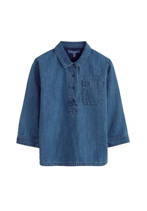 Camisa de mezclilla en azul oscuro con cuello, mangas tres cuartos, botonera y un bolsillo en el pecho. Tejido texturizado.