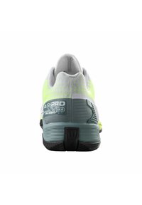 Scarpe da tennis con tomaia in rete grigia e gialla neon, tallone testurizzato e suola ammortizzata. Presentano un marchio sulla parte posteriore e accenti multicolori.