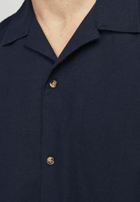 Jack & Jones JJESUMMER RESORT LINEN MIX SHIRT - Camisa - navy blazer