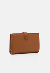 Cartera de cuero marrón con una textura suave, forma rectangular y cierre de pestaña. Las costuras son visibles a lo largo de los bordes.