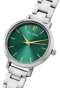 Orologio da polso argento con quadrante rotondo, dial verde testurizzato, indicatori delle ore dorati e due lancette dorate. Presenta un bracciale in metallo lucido.