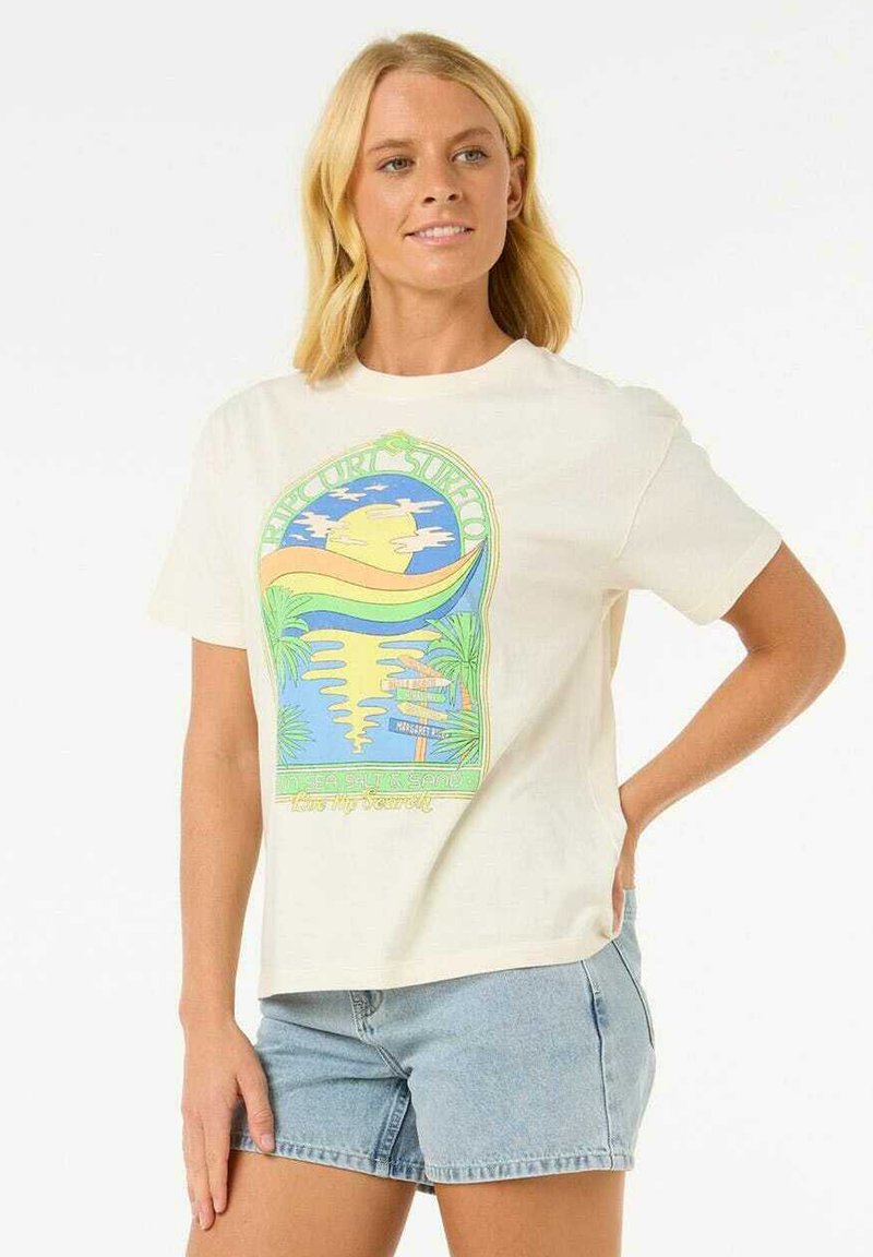 Camiseta de algodón beige con un gráfico de surf retro y colorido que presenta olas, palmeras y sol, combinada con pantalones cortos de mezclilla claros.