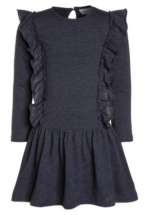 Donkergrijze langetermijndraagjurk met ruche-accenten aan de zijkanten en een uitlopende zoom. Bevat een ronde hals en een sleuteltje achteraan.