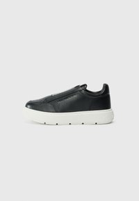 Zwarte leren instapsneakers met een witte rubberen zool; voorzien van perforaties en de tekst "LOVE MOSCHINO" in reliëf op de zijkant.