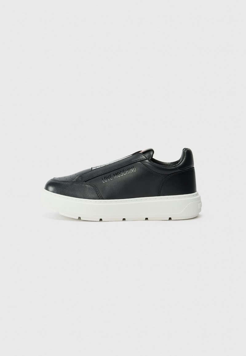 Zwarte leren instapsneakers met een witte rubberen zool; voorzien van perforaties en de tekst "LOVE MOSCHINO" in reliëf op de zijkant.