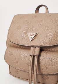 Guess CRESIDIA SMALL FLAP BACKPACK - Mochila - dark taupe