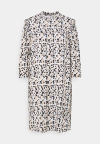 Abito a fantasia floreale con collo alto, maniche lunghe, dettagli arricciati e silhouette fluida nei toni crema, nero e beige.