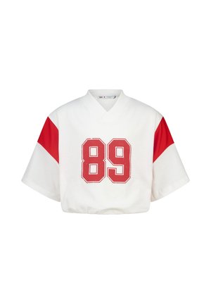 Wit sportshirt met rood nummer 89 voorop en rode panelen op de korte mouwen, met een V-hals.